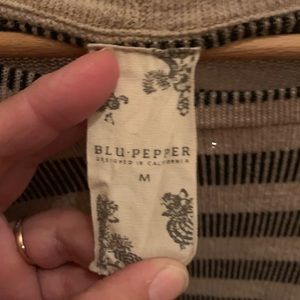 Size medium blu pepper short sleeved top